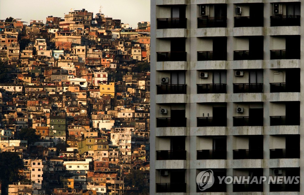 브라질 리우의 건물 뒤로 보이는 빈민촌
