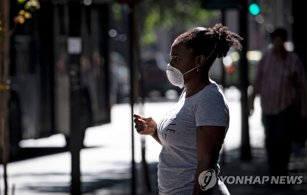 마스크 쓴 산티아고 시민