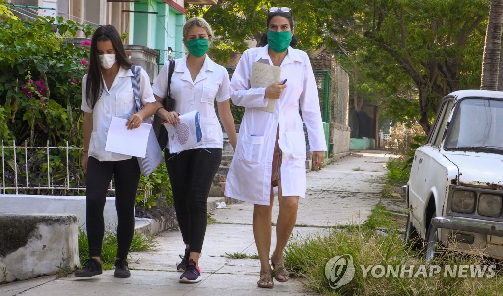 의대생 두 명과 함께 가정 방문하는 쿠바 의사 리즈 카바예로(오른쪽)