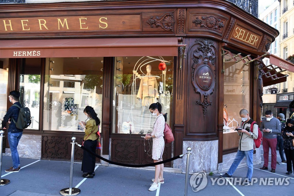 프랑스 파리 에르메스 앞에 줄선 사람들[AFP=연합뉴스]