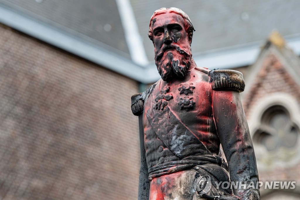 4일(현지시간) 벨기에 앤트워프에 있는 레오폴드 2세 국왕의 동상이 불에 그을려 있다. [JONAS ROOSENS / Belga / AFP. 재배포 및 DB 금지]