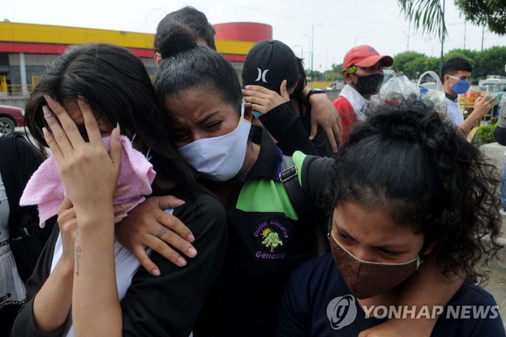 에콰도르 과야킬서 뒤늦게 코로나19로 숨진 가족의 시신을 찾은 유족들이 슬퍼하고 있다.