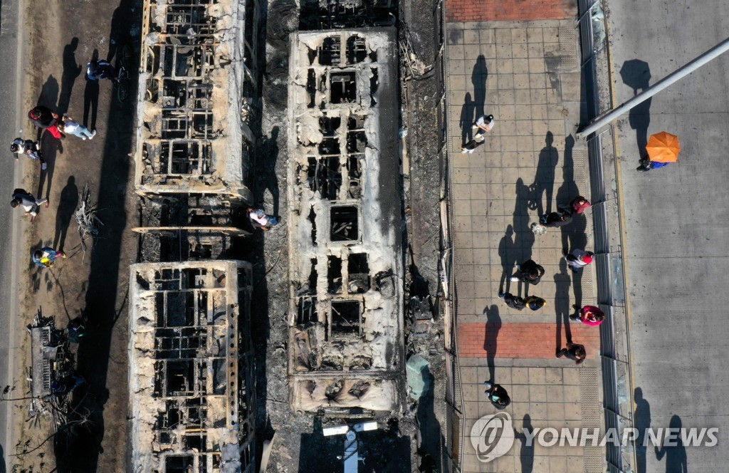 시위로 불탄 콜롬비아 보고타 버스들