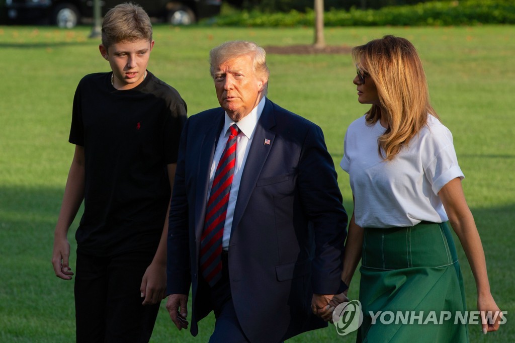 트럼프 대통령의 막내아들 배런(왼쪽)