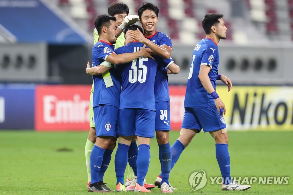 In this AFP photo, Suwon Samsung Bluewings' players celebrate their 2-0 victory over Vissel Kobe in their Group G match at the Asian Football Confederation Champions League at Khalifa International Stadium in Doha on Dec. 4, 2020. (Yonhap)