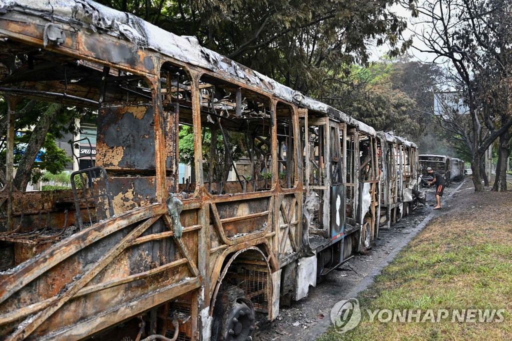 콜롬비아 시위 과정에서 불에 탄 버스들