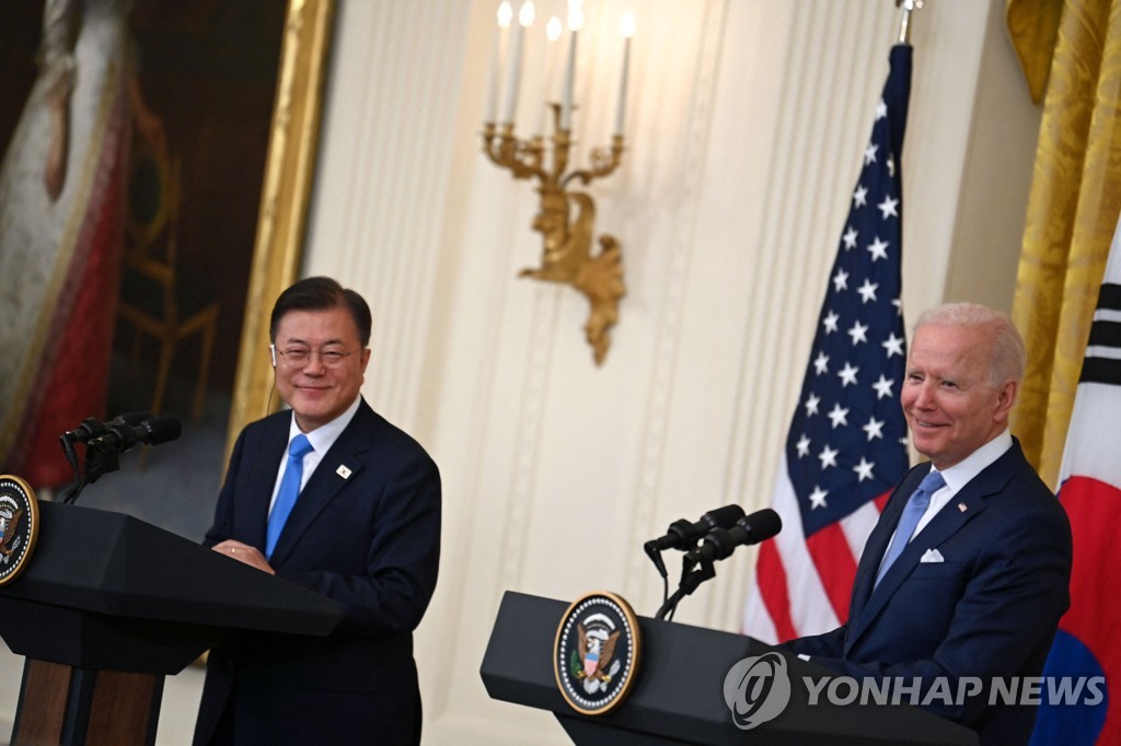 공동 기자회견 하는 문 대통령(왼쪽)과 바이든 대통령