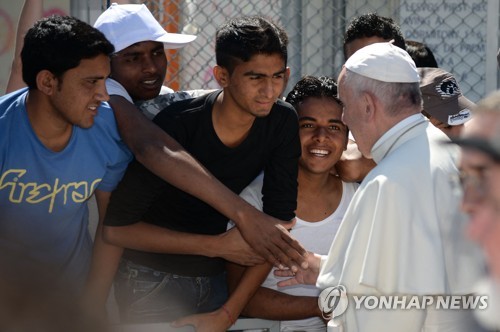 2016년 그리스 레스보스섬 난민캠프를 방문한 프란치스코 교황