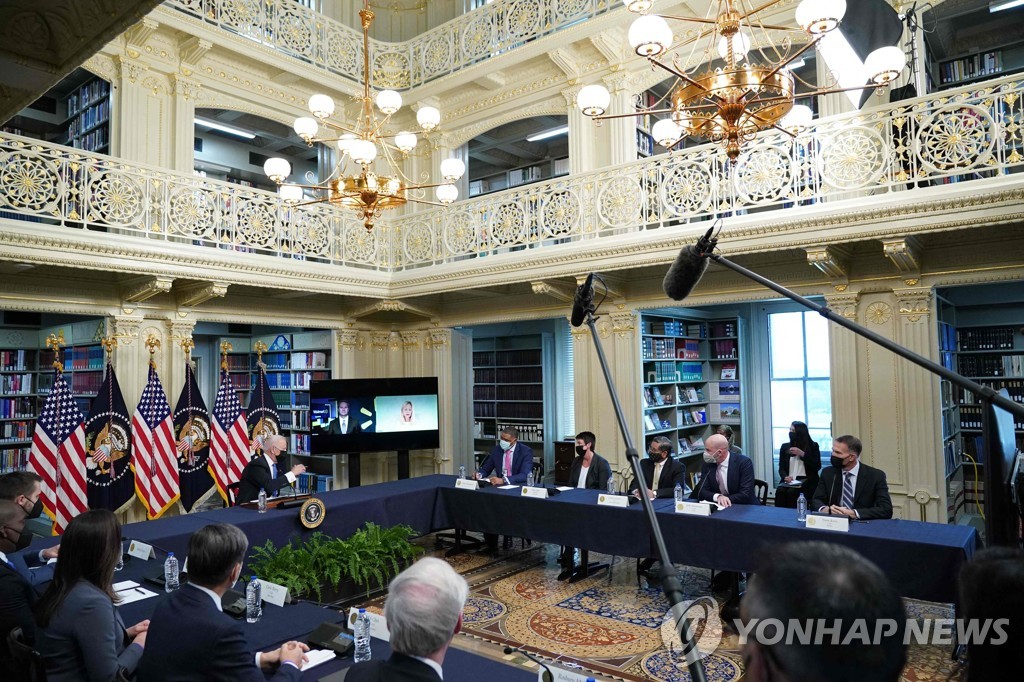 대형 유통업체 경영자들과 백악관에서 면담하는 조 바이든 대통령