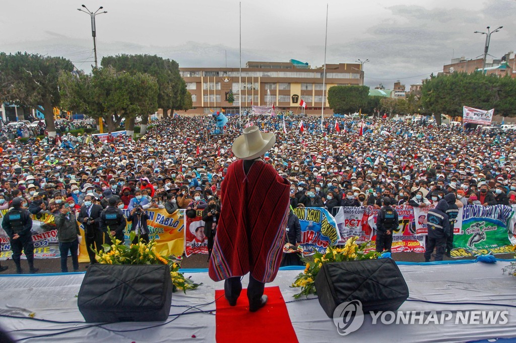 연설하는 카스티요 페루 대통령