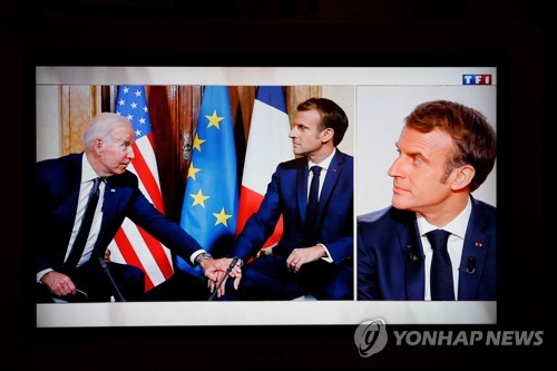 마크롱 '2시간 인터뷰' 놓고 프랑스 대선 후보들 '부글부글'