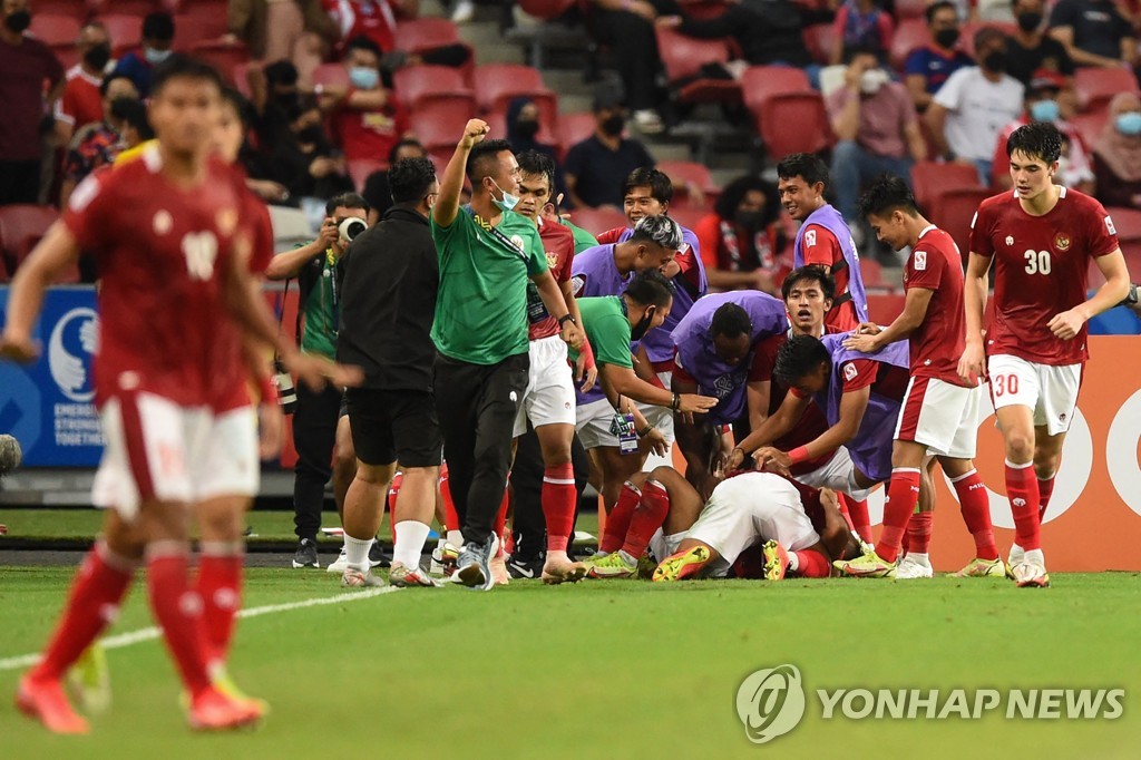 싱가포르 자책골에 환호하는 인도네시아 대표팀