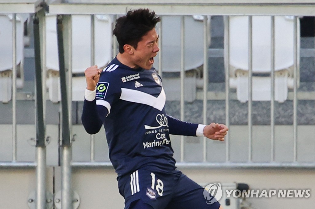 In this AFP photo, Hwang Ui-jo of FC Girondins de Bordeaux celebrates a goal against RC Strasbourg Alsace during a Ligue 1 match at Matmut Atlantique in Bordeaux, France, on Jan. 23, 2022. (Yonhap)