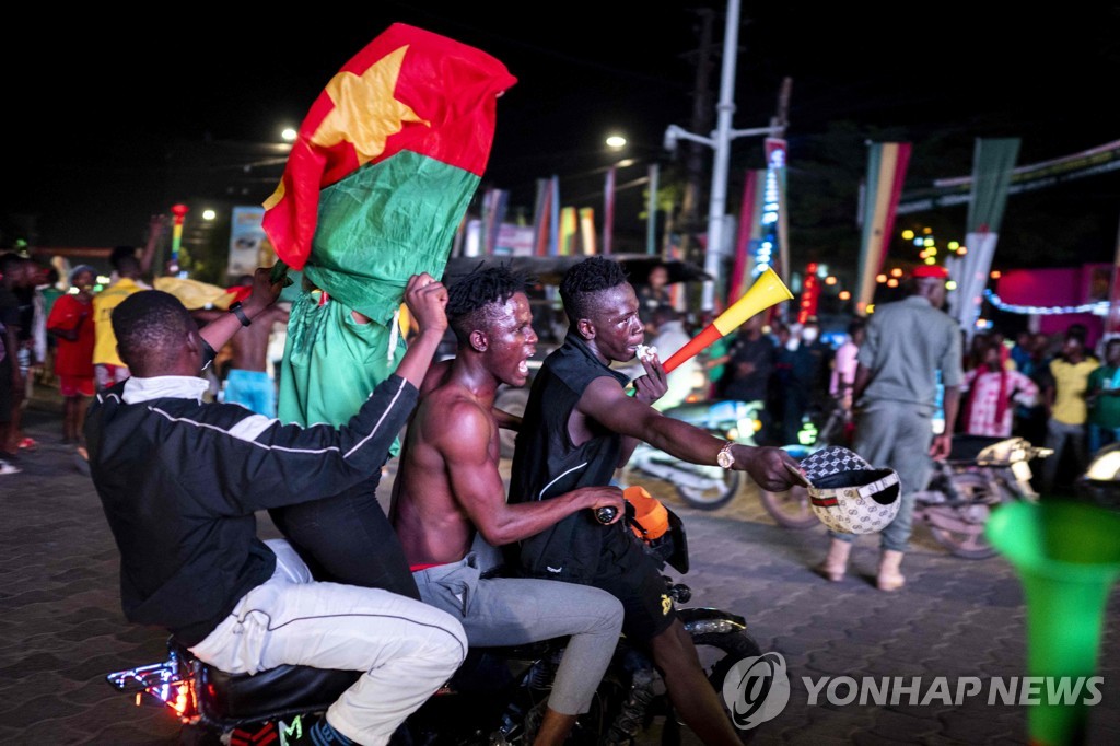 승리 기쁨 만끽하는 카메룬 축구팬들