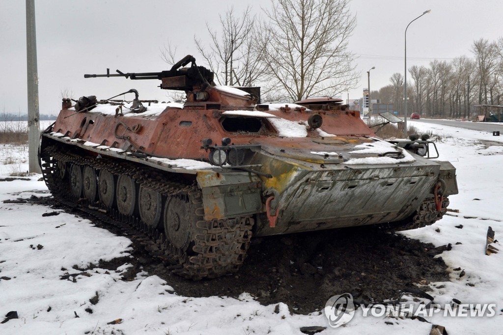 우크라이나 카리키브에 버려진 러시아 전차