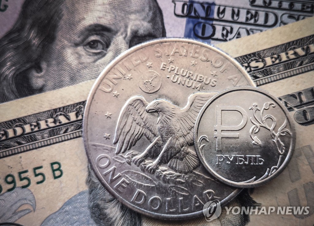 달러화와 러시아 1루블 동전