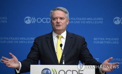 언론 브리핑하는 마티아스 코먼 OECD 사무총장