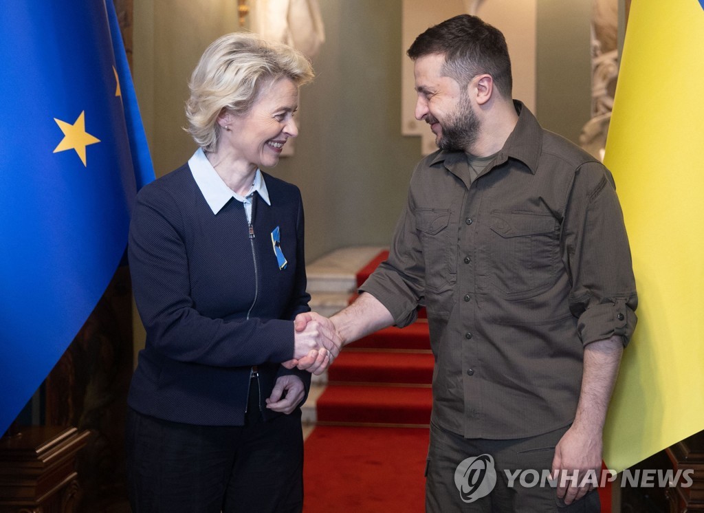 키이우서 EC 집행위원장(왼쪽) 만난 젤렌스키 우크라이나 대통령
