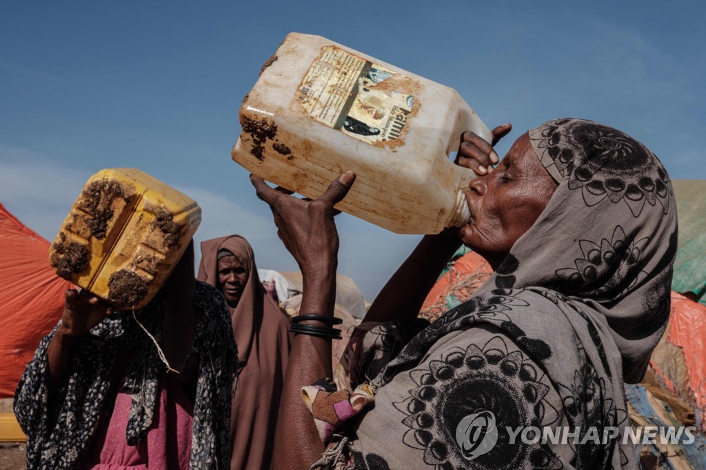물을 마시는 소말리아 여성