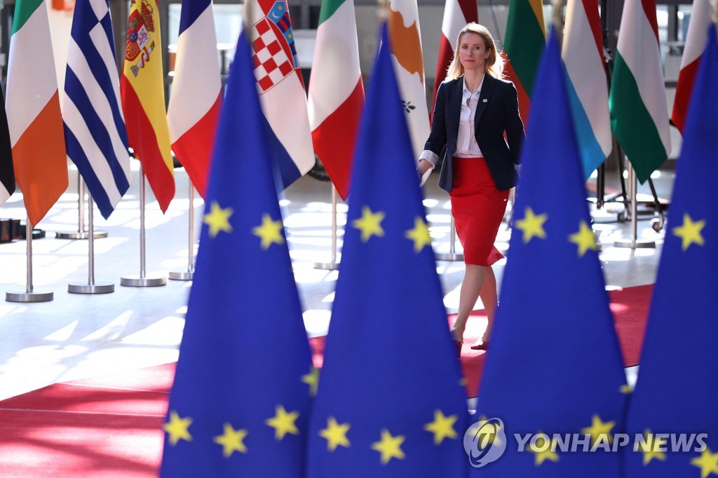 EU 깃발 사이로 걸어가는 카야 칼라스 에스토니아 총리