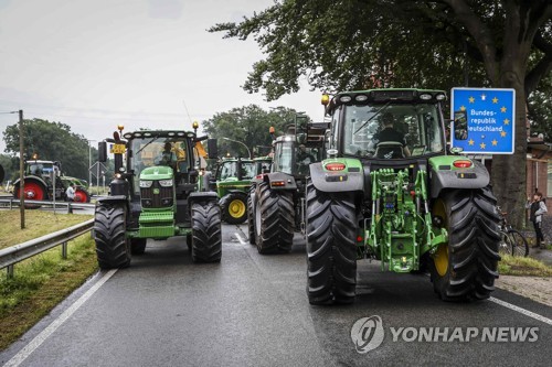 ′트랙터 몰고 나온 농부들′…네덜란드서 탄소배출 저감 반대 시위