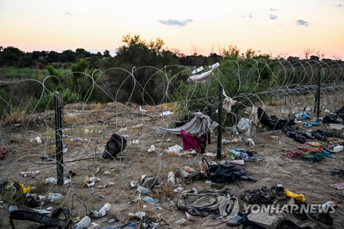 미국과 멕시코 국경에 밀입국자들이 버리고 간 소지품