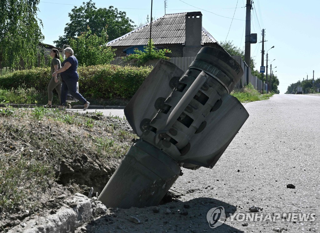 ′땅에 박힌 로켓 포탄′…삶의 터전 잃은 우크라인들