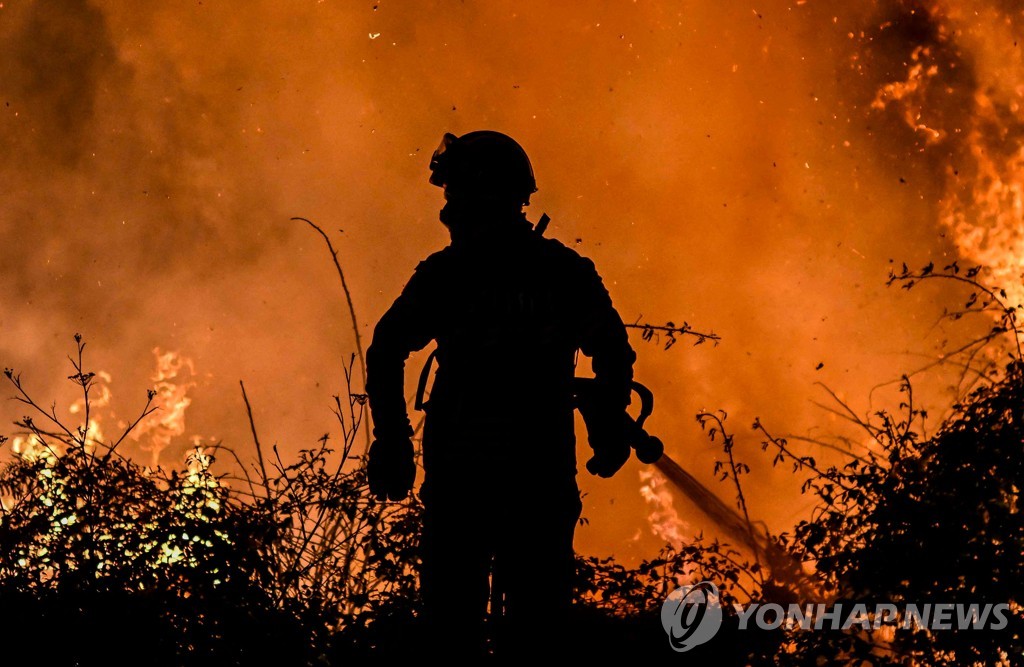 16일(현지시간) 포르투갈 북부 지역 화재 진압에 나선 소방관