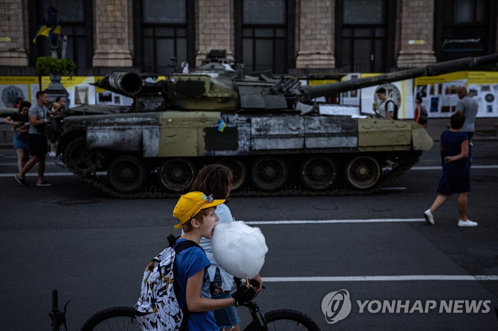 솜사탕 먹으며 '러시아 탱크' 지나치는 우크라 소년
