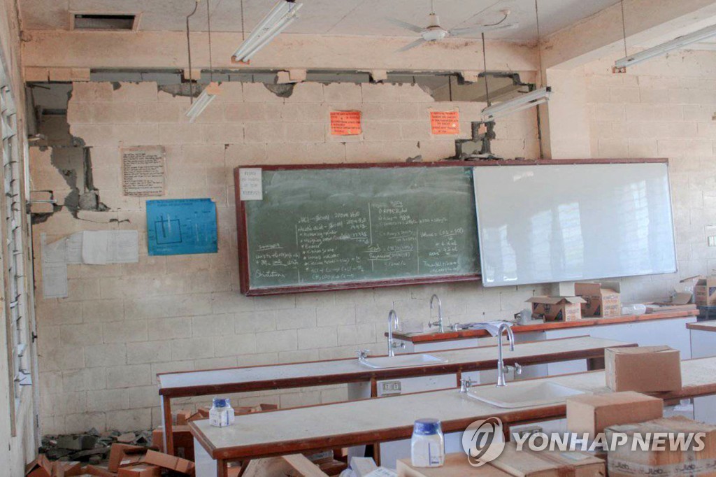 지진으로 벽이 갈라진 교실