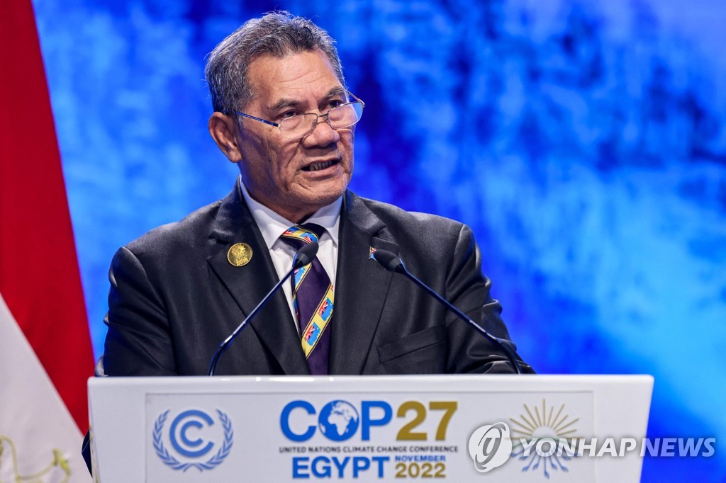 COP27 정상회의에서 연설하는 투발루의 카우사 나타노 총리