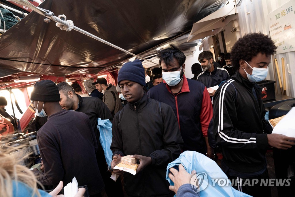 난민 구조선 '오션 바이킹'에서 하선을 준비하는 이주민들