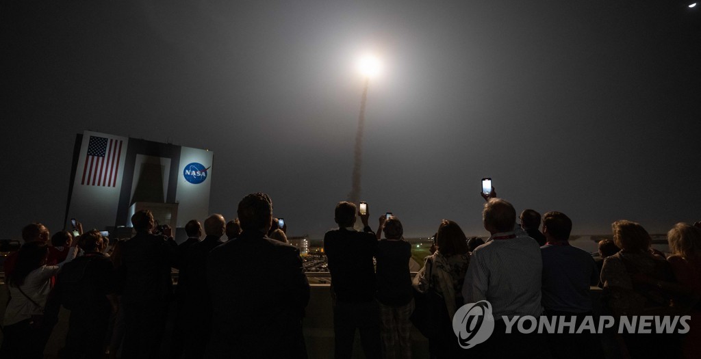 아르테미스I 로켓 발사 장면을 촬영하는 사람들