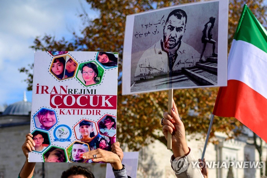 투마즈 살레히 체포에 항의하는 시위대