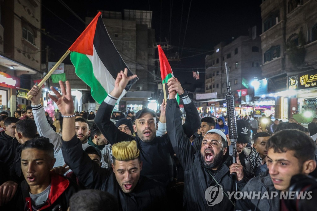 요르단강 서안의 도시 제닌 수색중 팔레스타인 주민 등 9명을 사살한 이스라엘군을 성토하는 가자지구의 시위. 