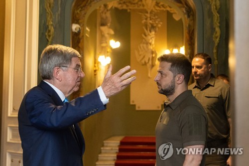 토마스 바흐 IOC 위원장(왼쪽)과 젤렌스키 우크라이나 대통령 