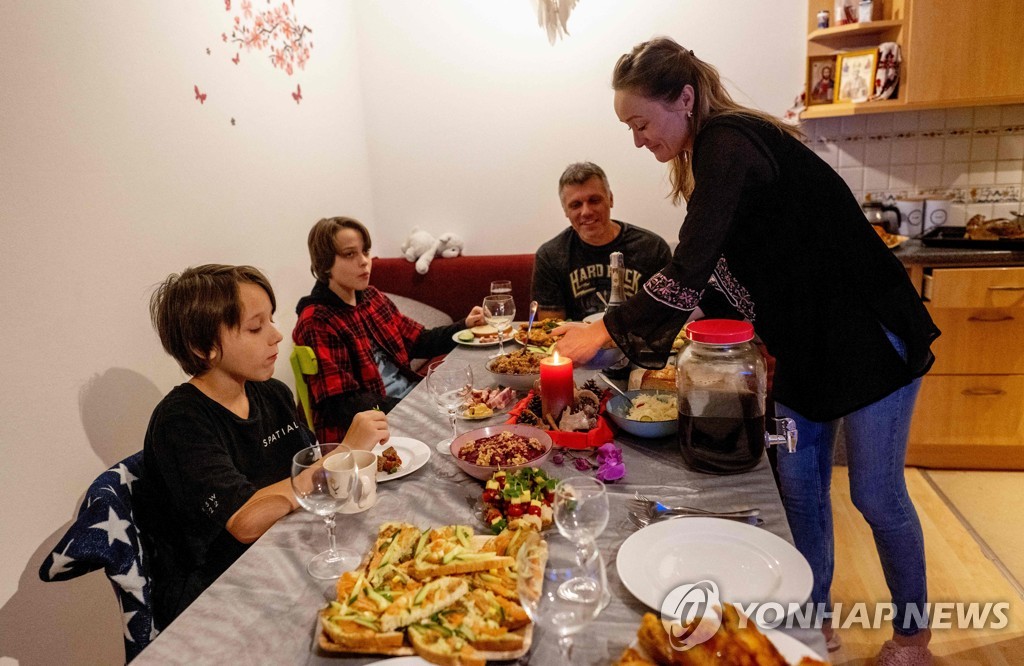 오스트리아 가정에 머물며 보호를 받는 우크라이나 어린이 2명
