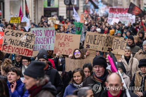 도로 봉쇄하고 전기 끊고…佛 연금개혁 반대시위 참가인원 최다