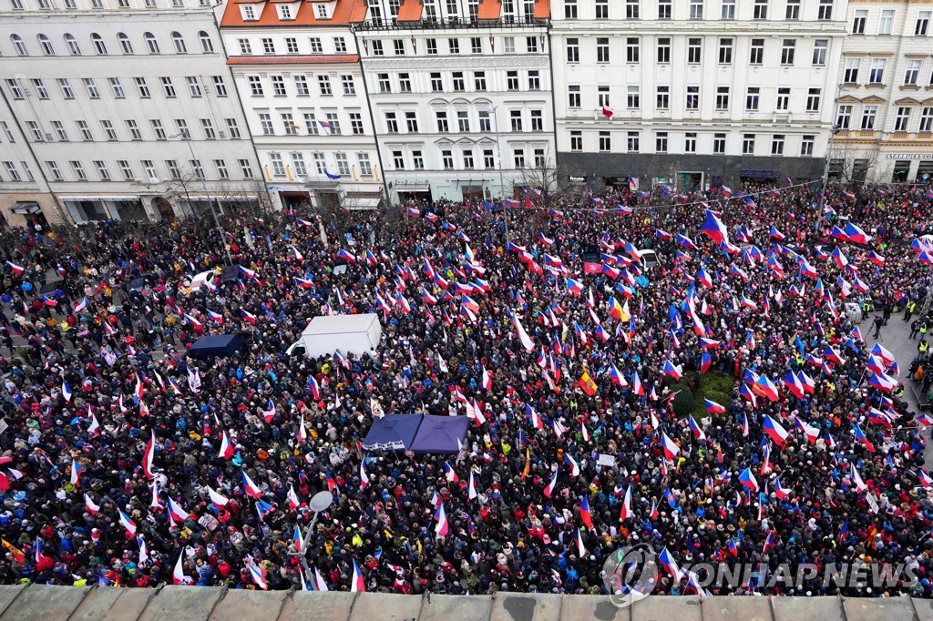 11일 체코 프라하에서 벌어진 대규모 반정부 집회 모습