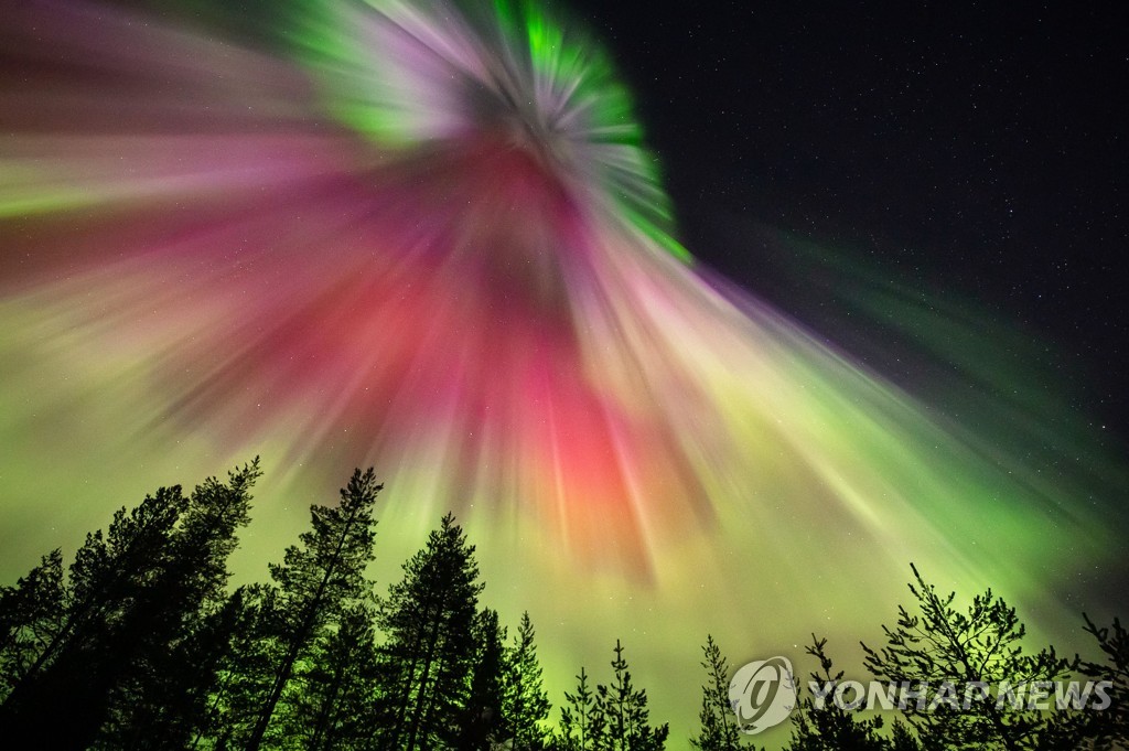 '춤추는 밤하늘'…핀란드 북극권 오로라 관측