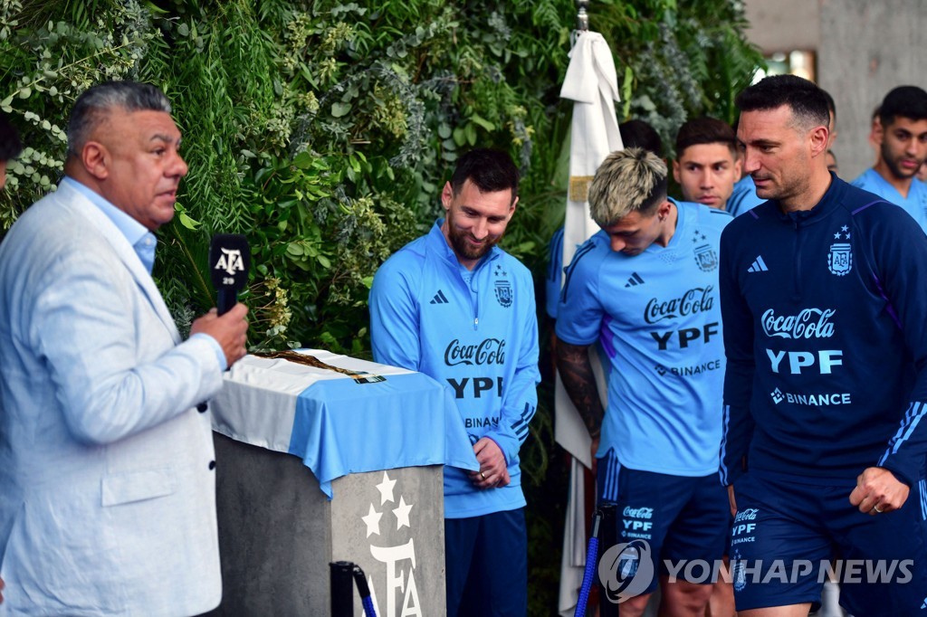 자신의 이름을 붙인 아르헨티나 축구대표팀 훈련장 제막식에 참석한 메시(가운데)