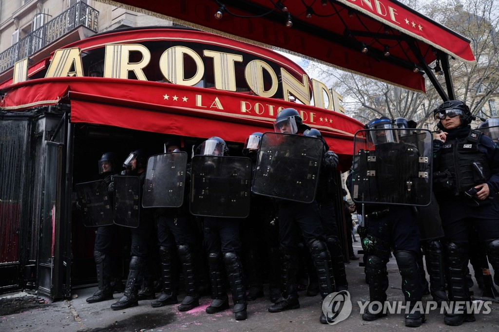 경찰이 지키고 있는 프랑스 파리 식당