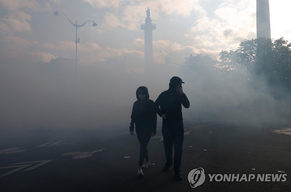 프랑스 파리에서 열린 시위 현장에 흩날리는 최루가스