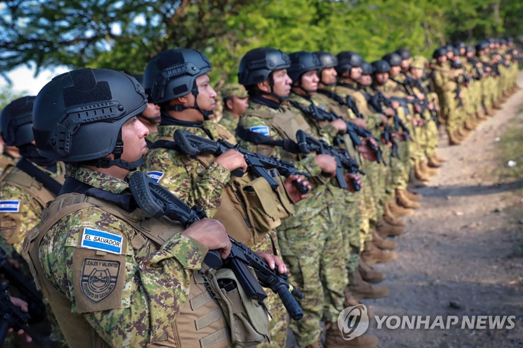경찰관 살해범 수색을 위해 소도시 주변 에워싼 엘살바도르 장병