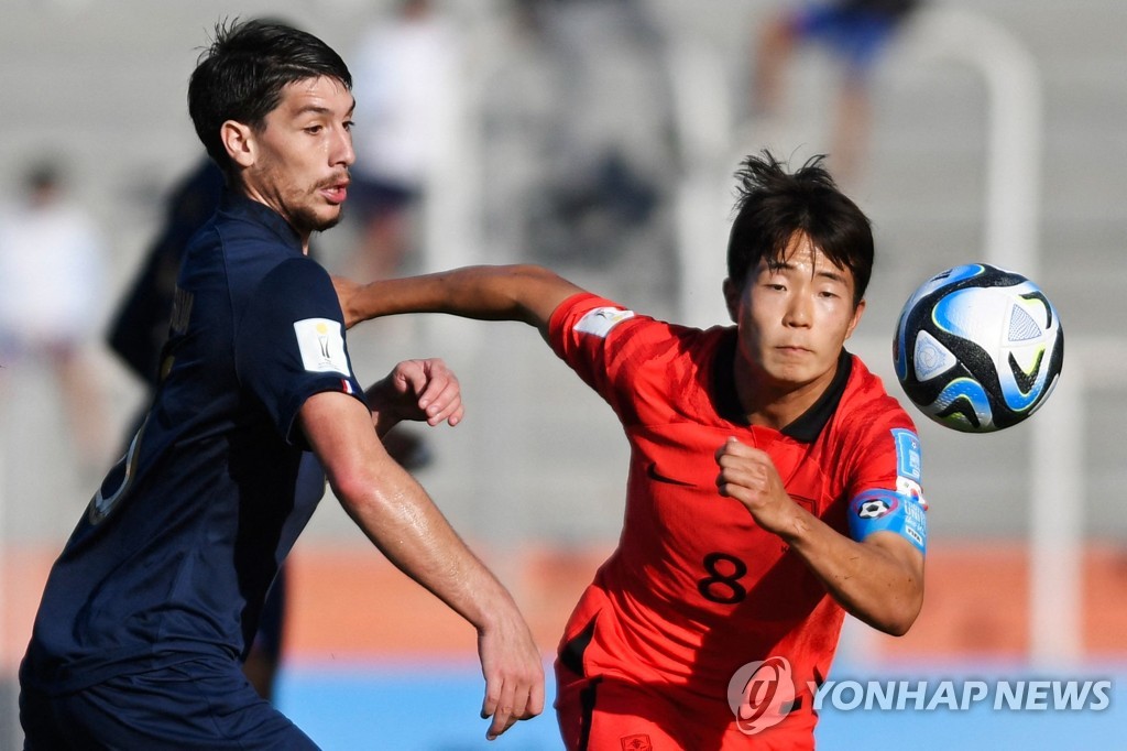 In this AFP photo, Lee Seung-won of South Korea (R) and Florent Da Silva of France battle for the ball during a Group F match at the FIFA U-20 World Cup at Estadio Malvinas Argentinas in Mendoza, Argentina, on May 22, 2023. (Yonhap)