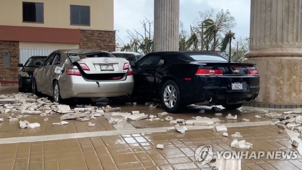 괌 태풍 피해로 파손된 차량들