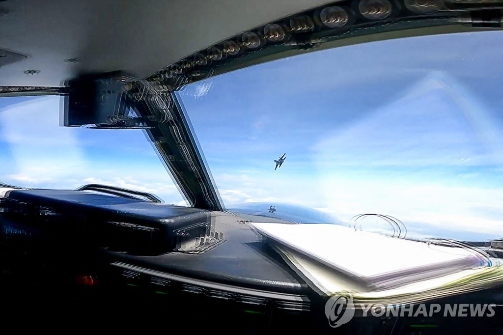 '아찔한 신경전'…남중국해 상공서 中군용기 美정찰기에 근접 비행
