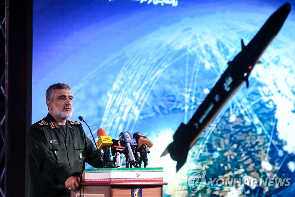 '자체 개발 주장'…이란 극초음속 미사일 '파타흐' 발표회