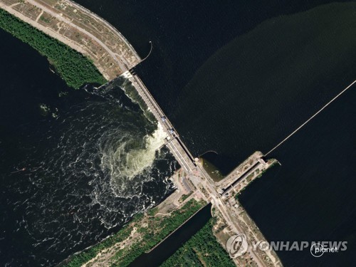 우크라 대반격 중 갑자기 파괴된 남부 카호우카 댐