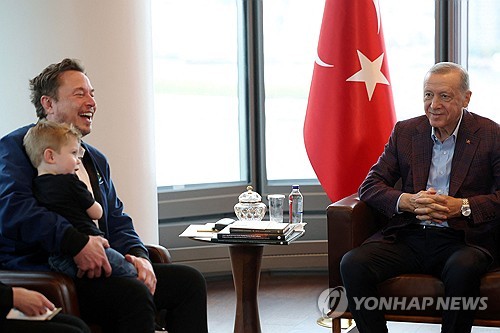 일론 머스크 테슬라 최고경영자(왼쪽)와 레제프 타이이프 에르도안 튀르키예 대통령